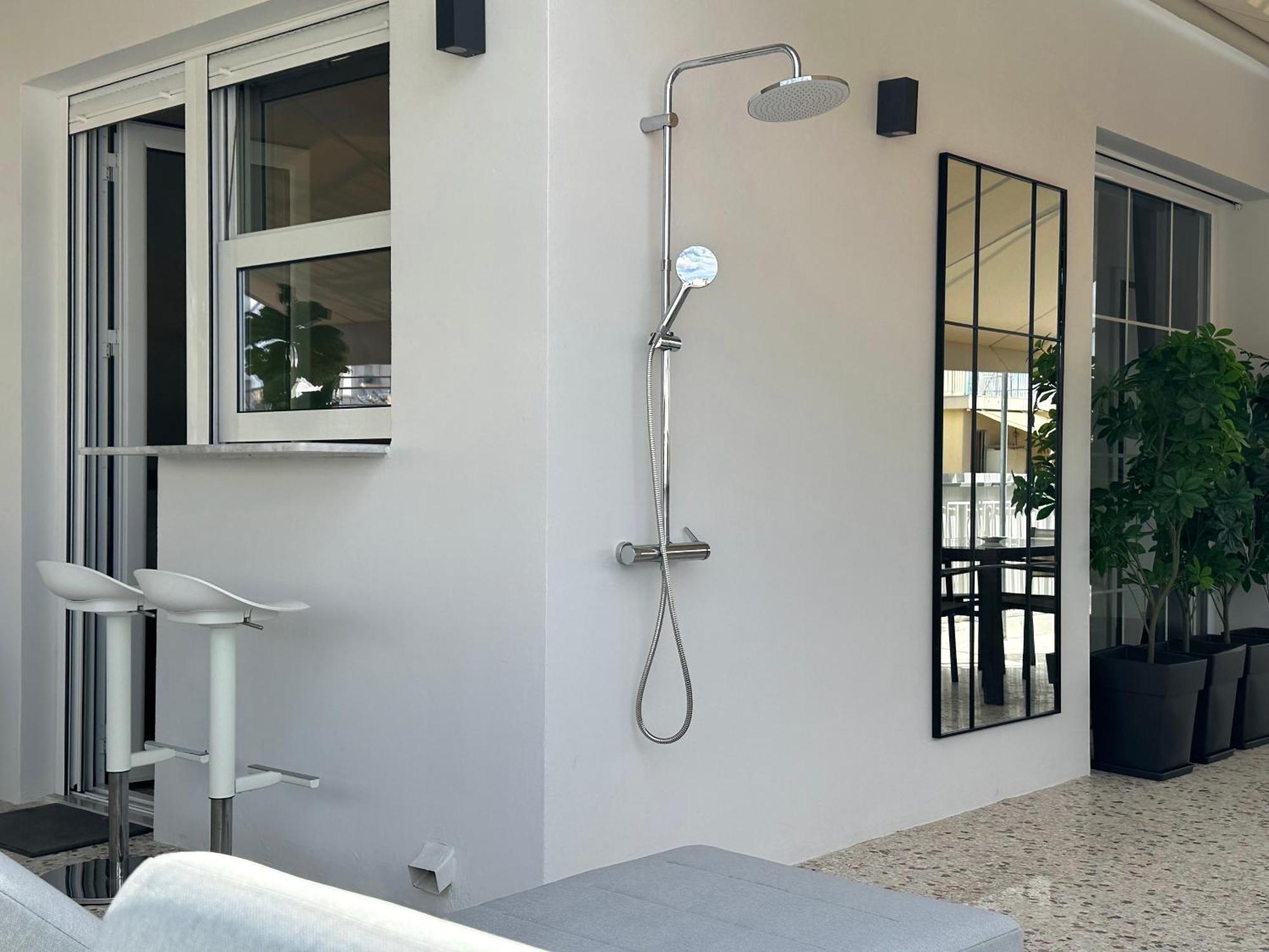 R1 Blue Paradise Private Terrace Jacuzzi Apartment